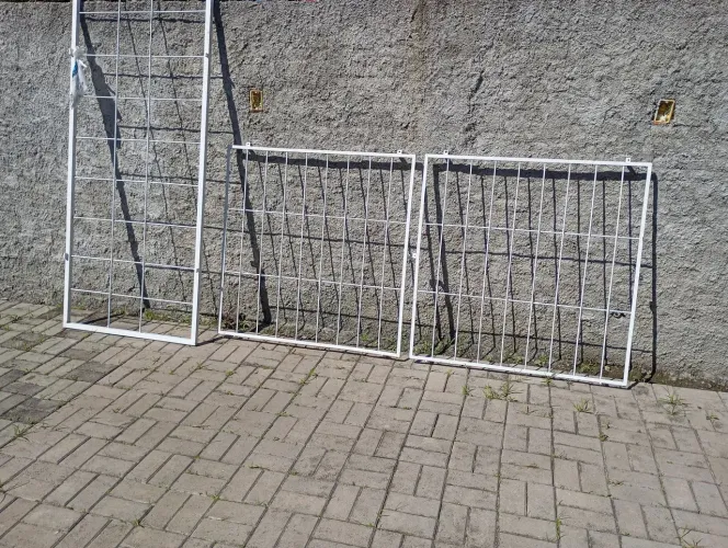 Porta e 2 proteção de janelas em aço galvanizado com pintura epóxi.