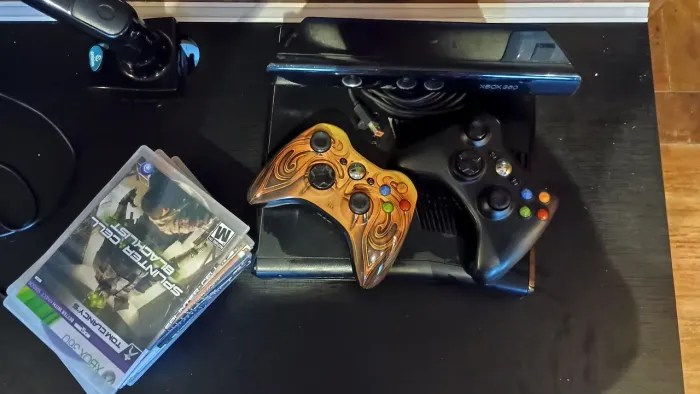 Xbox 360 + 2 controles + kinect + guitarra