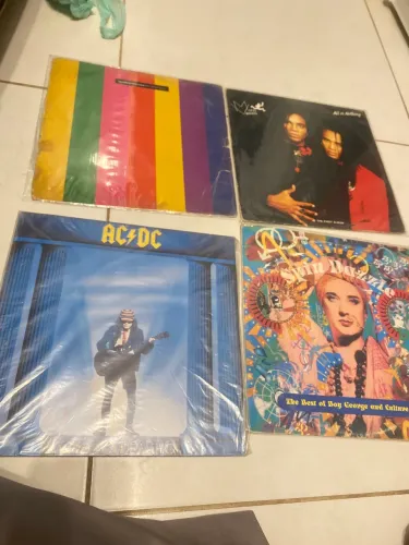 Discos de vinil - ACDC; CULTURE CLUB; MILLI VANILLI; PET SHOP BOYS