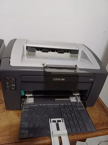 Impressora a laser monocromática LEXMARK E120 + multifuncional jato de tinta EPSON TX125