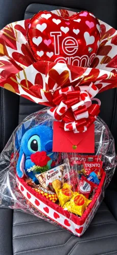 Cesta de Chocolates Stitch Amoroso Com Diversos Itens Deliciosos.