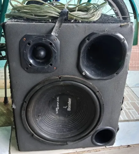 Caixa de som upgrade Bomber boca de 12 funcionando perfeitamente 