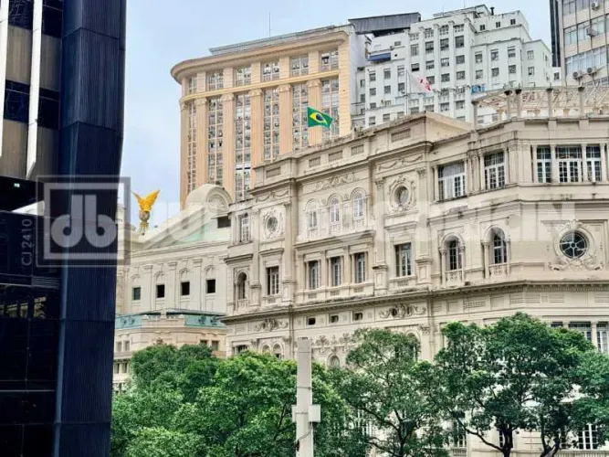 CENTRO - EM FRENTE AO METRÔ CARIOCA - ESTUDIO DIVIDIDO SALA E QUARTO - MOBILIADO