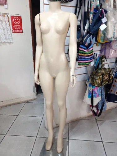 Manequim feminino com braços 