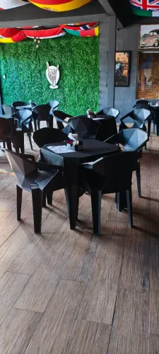 25 mesas com cadeiras ( Modelo Diamond) Preto fosco 