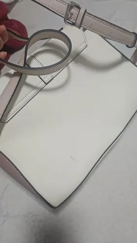 Vendo bolsa da marca GUESS original super barato um óculos da marca Levis e um tênis 36