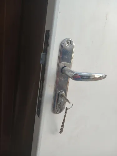 Vendo barato divisória de escritório ja vem com a porta e a fechadura