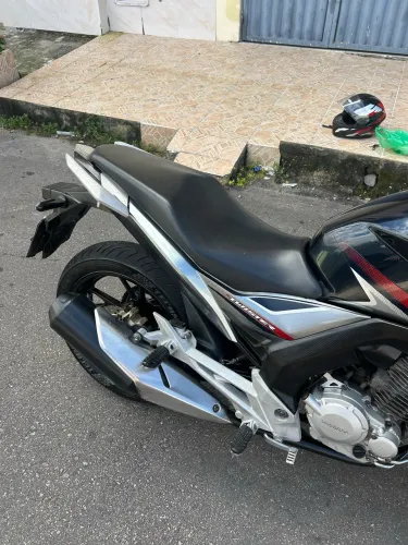 Moto muito nova sem nada pra fazer 
