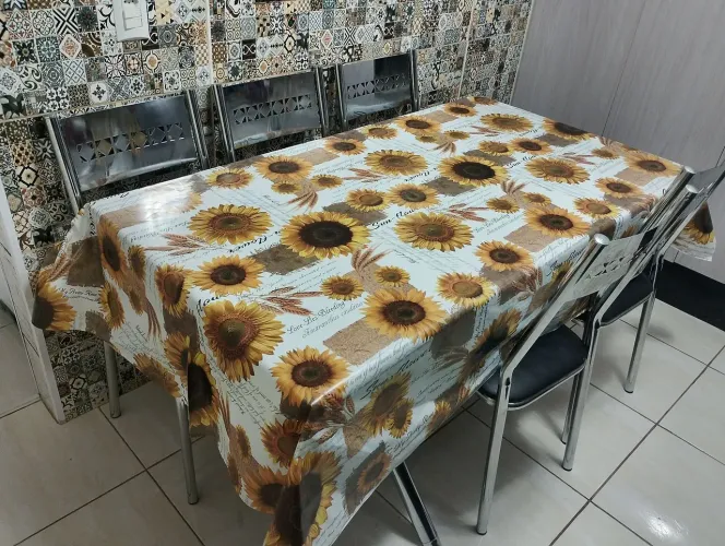 Vendo Conjunto de mesa com tampo de vidro fumê, com 6 cadeiras Turim.