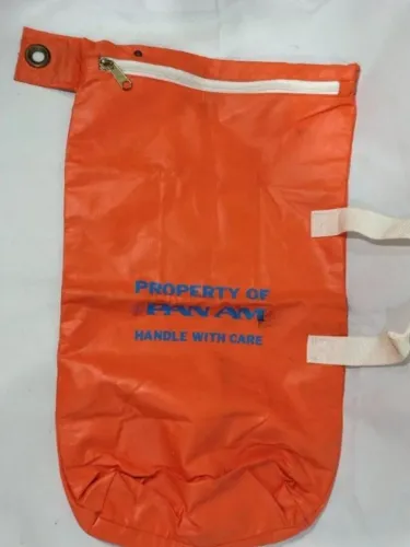 MALOTE da CIA. AÉREA PAN AM, na cor laranja. Mede aprox. 69 cm de altura. Material: Lona 
