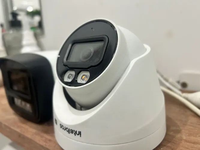 Câmera de segurança Intelbras  VIP 1220 FC+ e 1220 D FC+, em perfeito funcionamento .