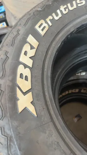 Pneu semi novo 265/70/18