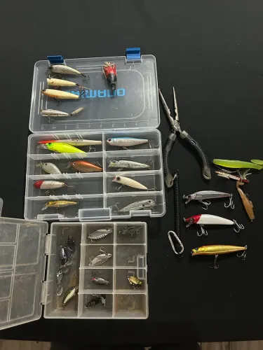 Iscas artificiais com estojo shimano e alicate albatroz pesca
