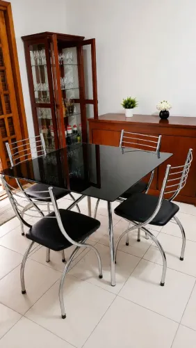 Jogo de Mesa de Jantar 4 Lugares - Tampo de Vidro Preto e Cadeiras Cromadas
