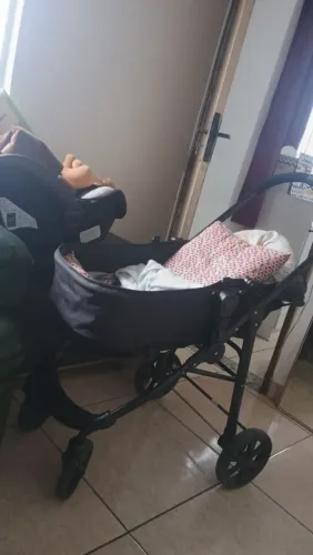 Venho carrinho e um bebê conforto com pouco tempo de uso e um mini berço 