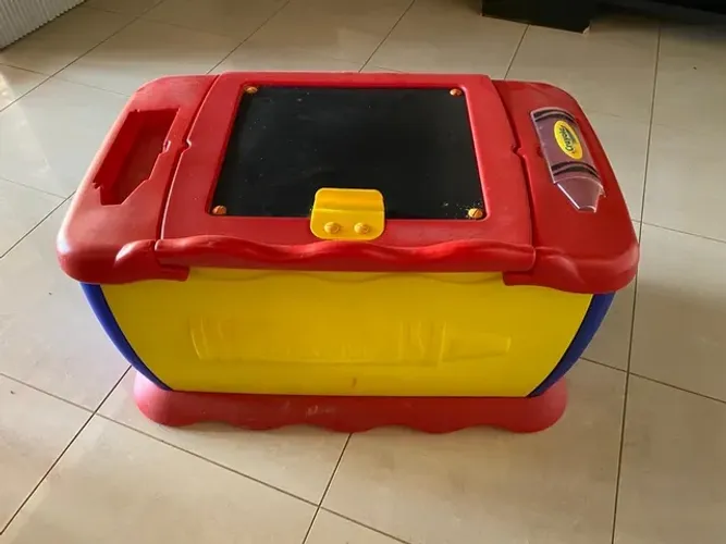 Baú para guardar brinquedos crayola