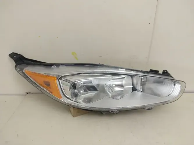 Farol lado direito New Fiesta sedan original usado