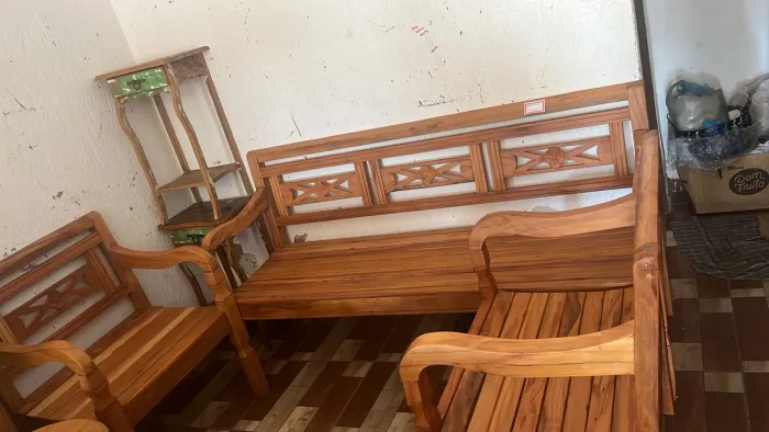 Conjunto de Sofá e Poltronas em Madeira Maciça