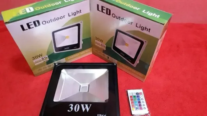 Refletor led ou rgb com controle pra reproduzir várias cores aceito cartão!