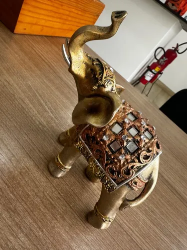 Elefante Indiano estilizado em gesso com pedrarias 