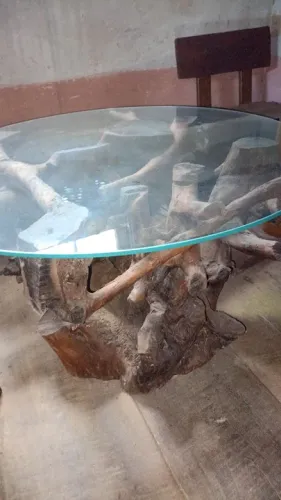 Mesa de centro rústica em madeira com tampo de vidro