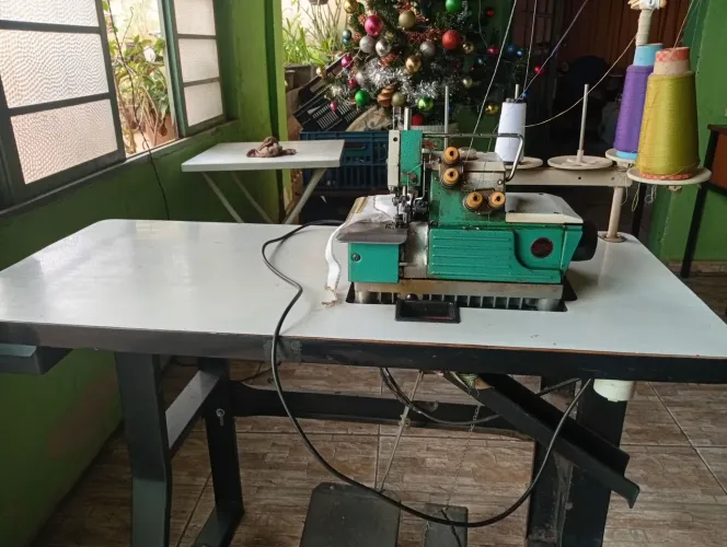 Máquina de costura industrial interlock e overclock