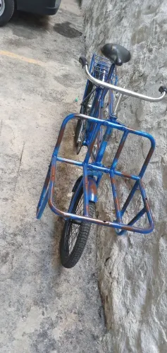 Bicicleta antiga cargueira