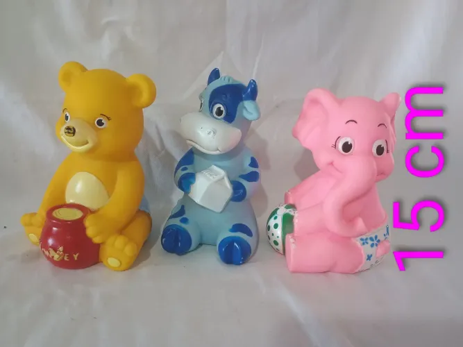 Três bichinhos antigos de borracha cada um medindo 15 cm