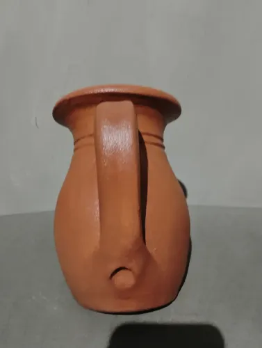 Jarro inclinado de cerâmica artesanal para decoração