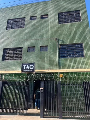 VENDE-SE PRÉDIO