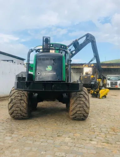 John Deere 1270G 8x8 com Cabeçote Waratah 215