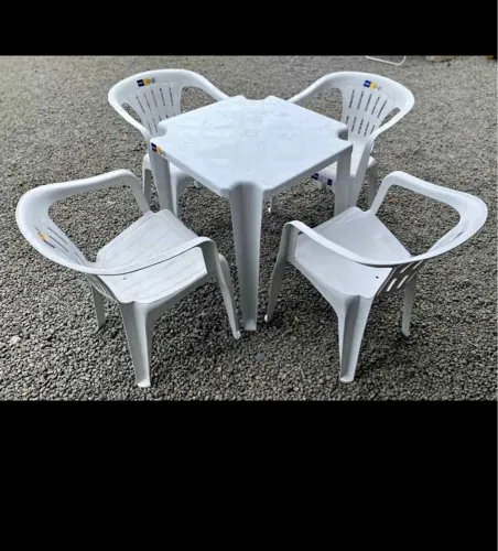 Conjunto de mesa e cadeiras de plástico da marca Tramontina