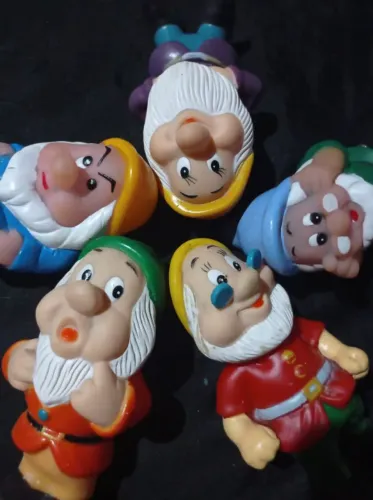 Brinquedo antigo branca de neve e os sete anos em vinil (cinco anões)