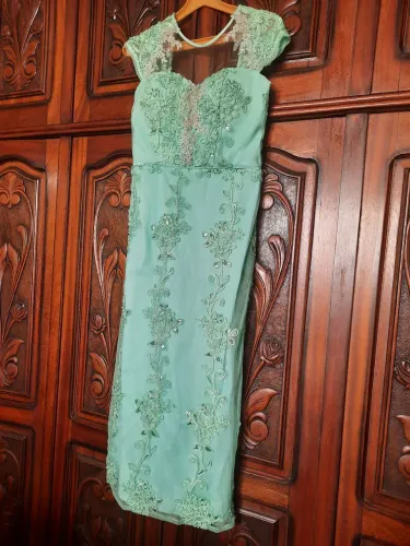 Vestido de festa verde com detalhes bordados e pedraria