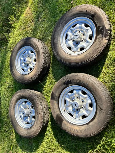 Jogo de Rodas D20 com Pneus Goodyear Wrangler