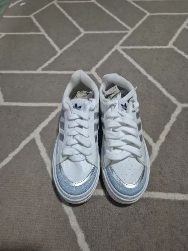 Tênis Adidas branco com detalhes prata e azul