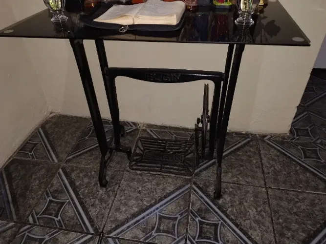 Pé de máquina antiga com tampa de vidro