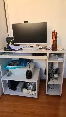 Escrivaninha branca com prateleiras