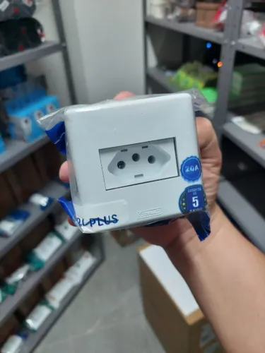 Tomada Simples Sobrepor Romazi Jeri Plus 2P+T 20A
