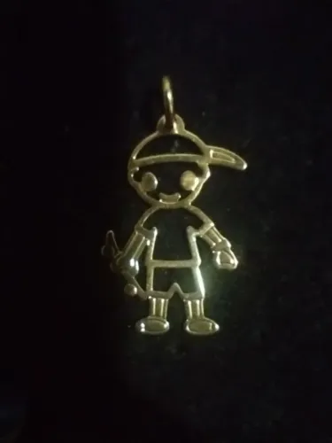 Pingente Menino Vazado com Skate Banhado a Ouro 18K