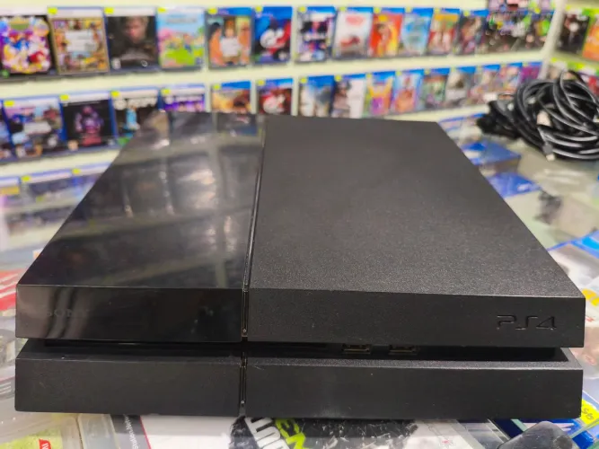 PlayStation 4 500GB vídeo game super bem conservado em perfeito funcionamento revisado.