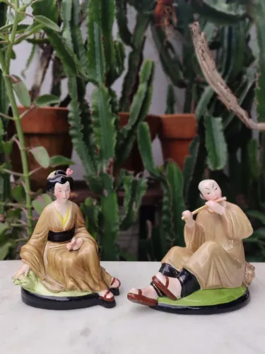 Par de Estatuetas Orientais em Cerâmica - Casal Sentado