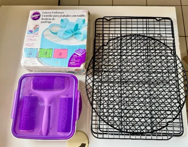PROMOÇÃO! KIT COM 3 GRADES NORDIC WARE E WILTON + KIT DE 3 ROLOS WILTON