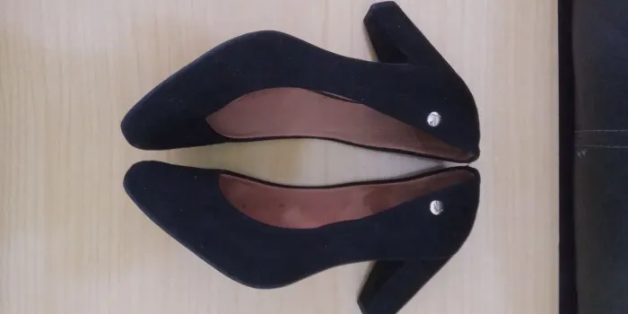 Sapatos pretos de salto alto
