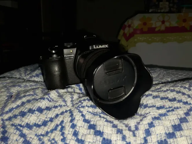 Estou vendendo esta câmera Panasonic lumix dmc-fz50 