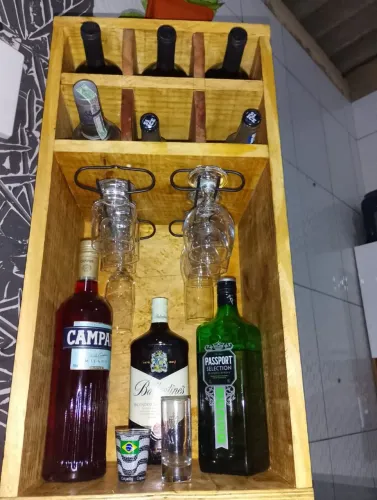Nicho de Madeira para Garrafas e Tarças