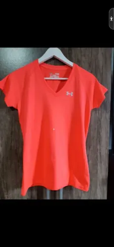 Camiseta Under Armour Feminina rosa e uma verde às duas por