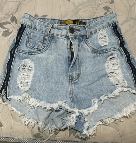 Short Jeans Destroyed com Zíper Lateral
