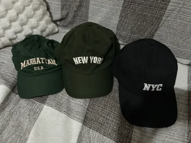 Vendo Kit com 3 bonés novos