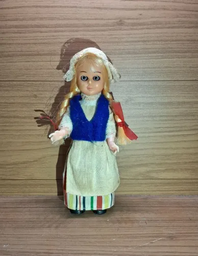 Boneca Nationalily Dolls Holanda com olhos piscadelas.